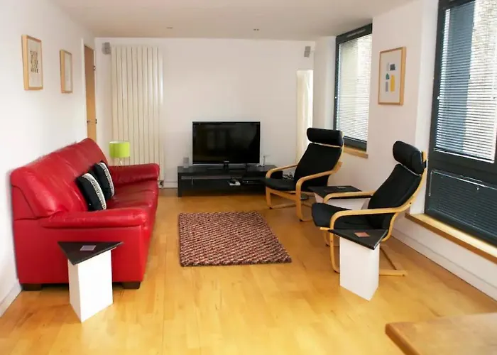 Joivy Inviting Flat With Parking In Canonmills