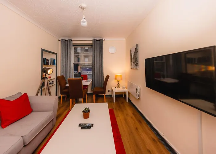 Cozy Old Town 4 Bedrm Apartment