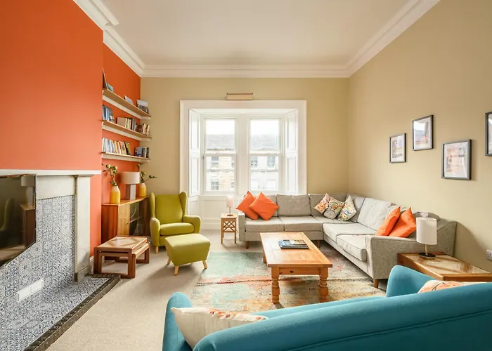 5-Br 3-Bth Newington Apartment - Modern & Spacious