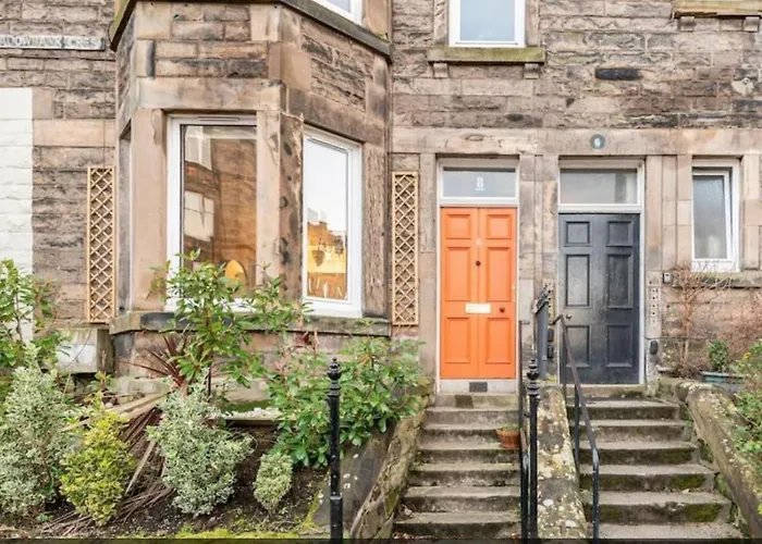 Holyrood Park: Lush & Arty 2 Double Bed Flat