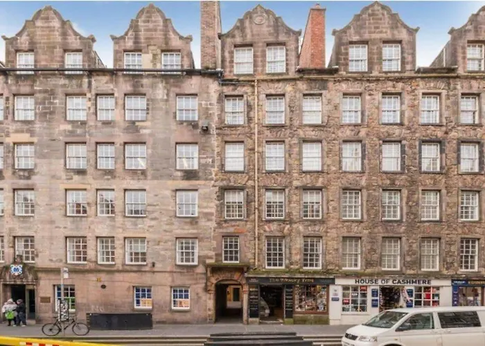 16Th Century Courtyard Apartment On The Royal Mile