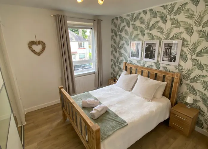 Modern Quiet City Center Airport 2 Bedroom Apartment