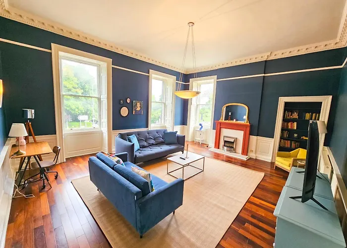 Spacious 2 Bedroom Apartment In The Heart Of New Town