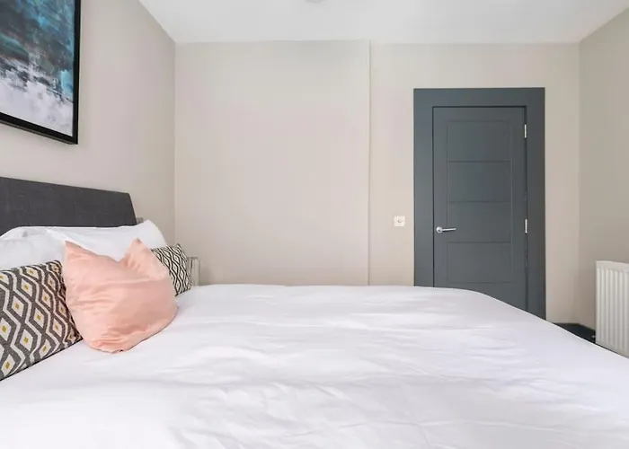 Immaculate 3 Bed Apartment With Private Entrance In Inverleith