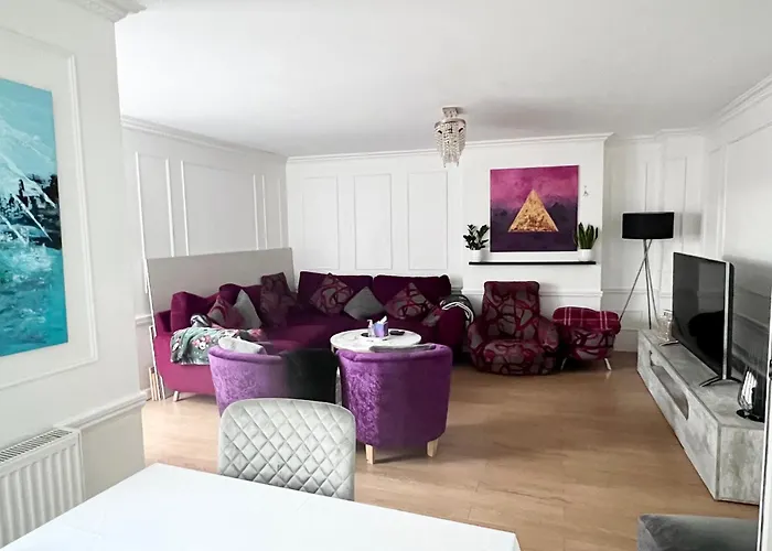 City Centre House - 5 Bedrooms - Sleeps 9 - Parking