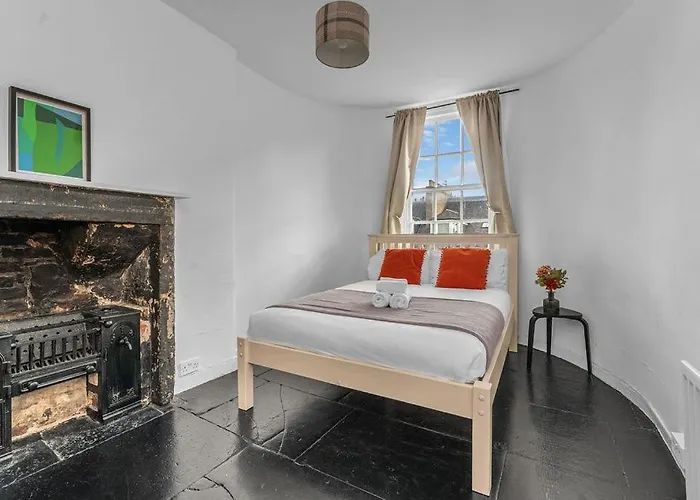 Super Spacious 4 Bed, Sleeps 6