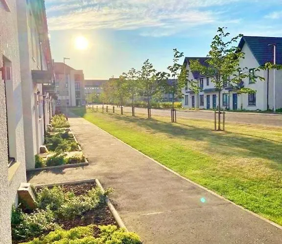 3 Bed House With Parking Near Airport