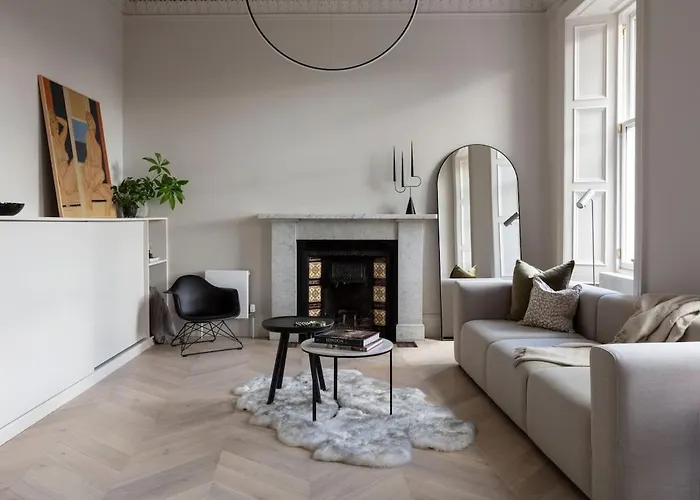 Stunning 3-Bed Castle Views In Historic Edinburgh