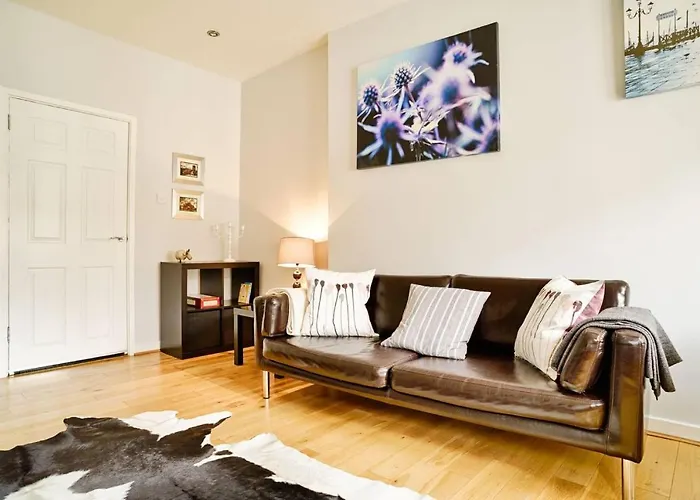 Joivy Bright Royal Mile Apartment