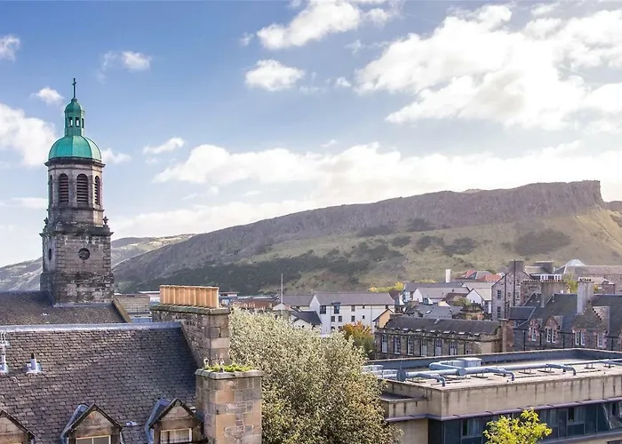 Spacious 2 Bed Apt Next To Royal Mile & Waverley