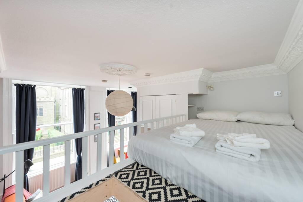 Newly Refurbished Centre Chic Pad Apartment