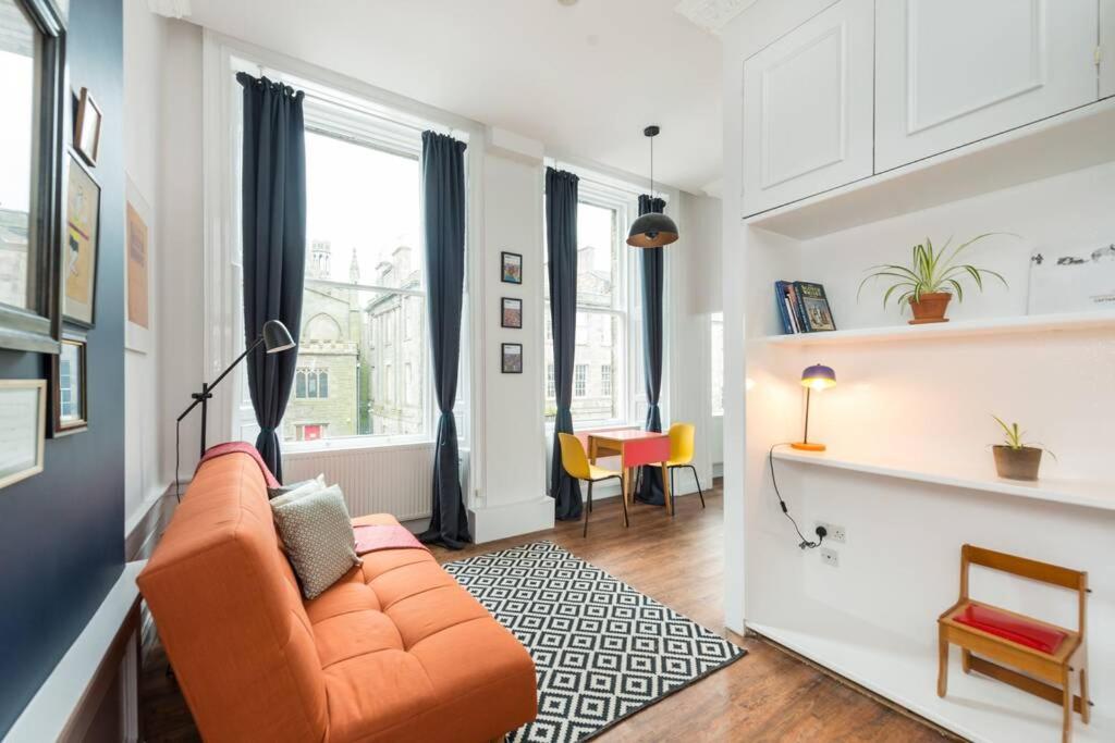 Newly Refurbished Centre Chic Pad Apartment