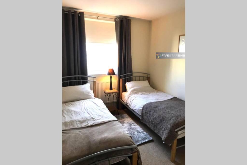 Waterfront Living In Leith With Free Parking! Apartment *