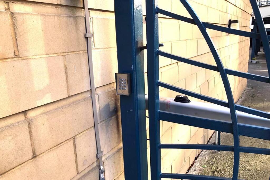 Waterfront Living In Leith With Free Parking!