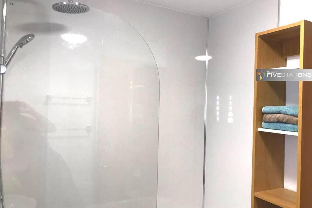 Waterfront Living In Leith With Free Parking! Apartment EDI
