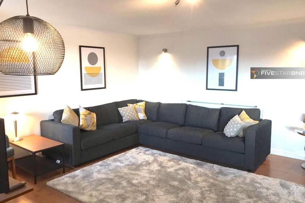 Apartment Waterfront Living In Leith With Free Parking! *