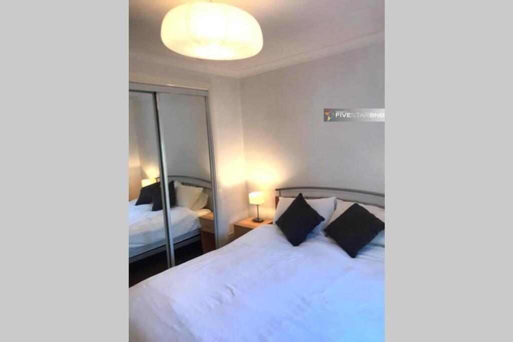 Waterfront Living In Leith With Free Parking!