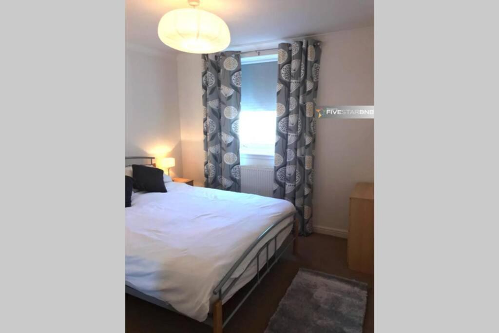 Waterfront Living In Leith With Free Parking! *