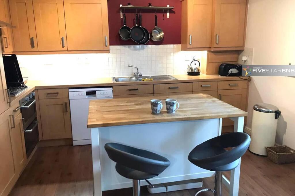 Apartment Waterfront Living In Leith With Free Parking!