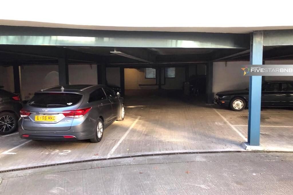 Waterfront Living In Leith With Free Parking! Apartment