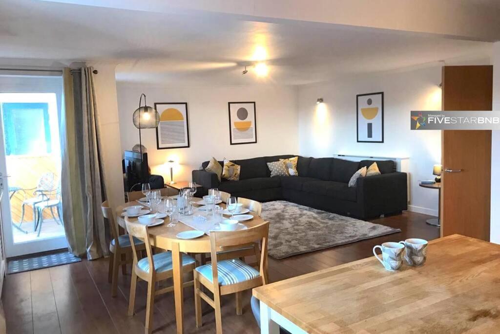 Apartment Waterfront Living In Leith With Free Parking!