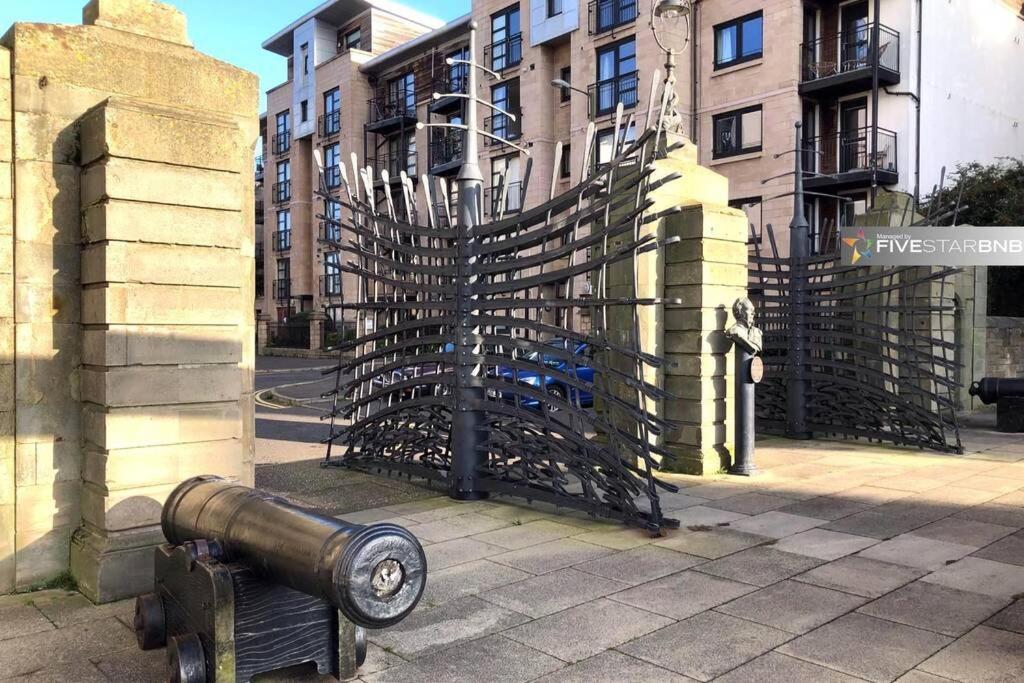 Waterfront Living In Leith With Free Parking! Apartment *