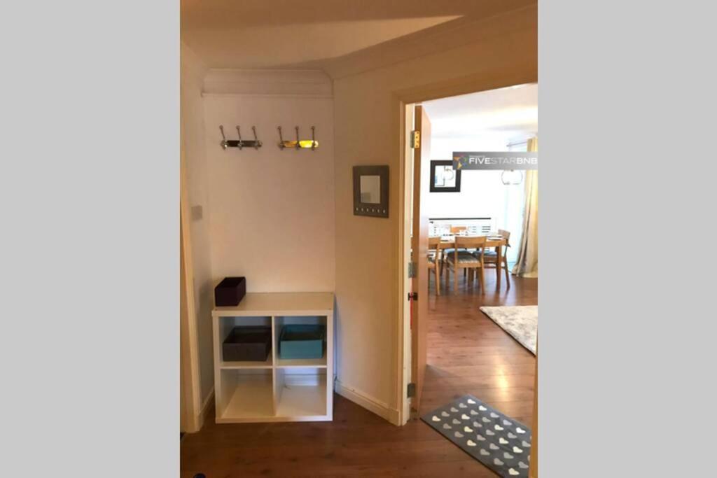 Waterfront Living In Leith With Free Parking! Apartment