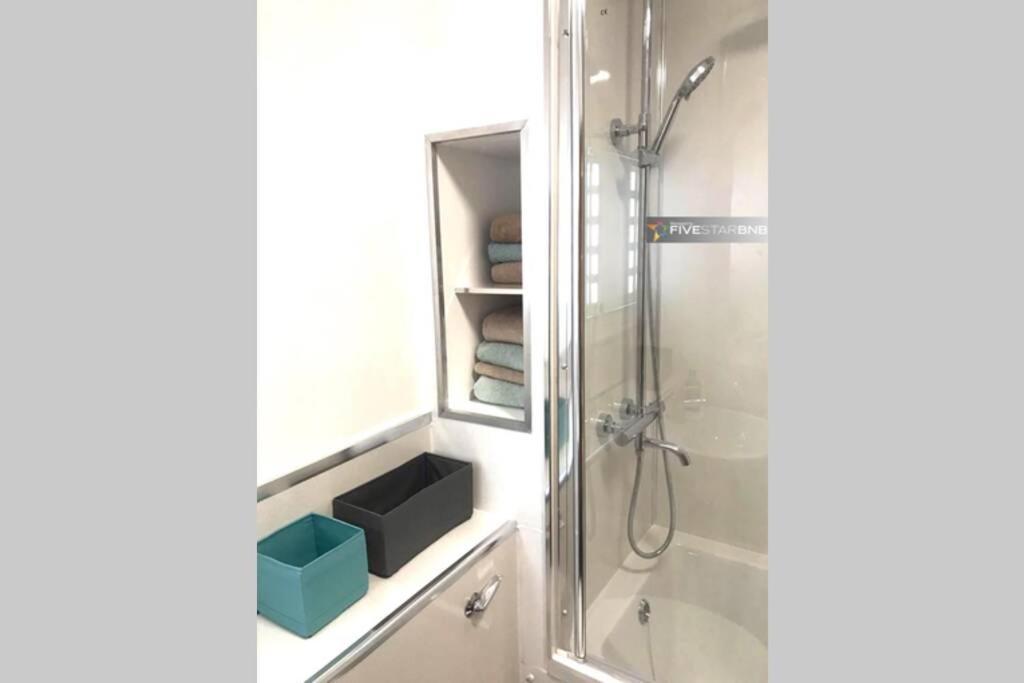 Waterfront Living In Leith With Free Parking! Apartment
