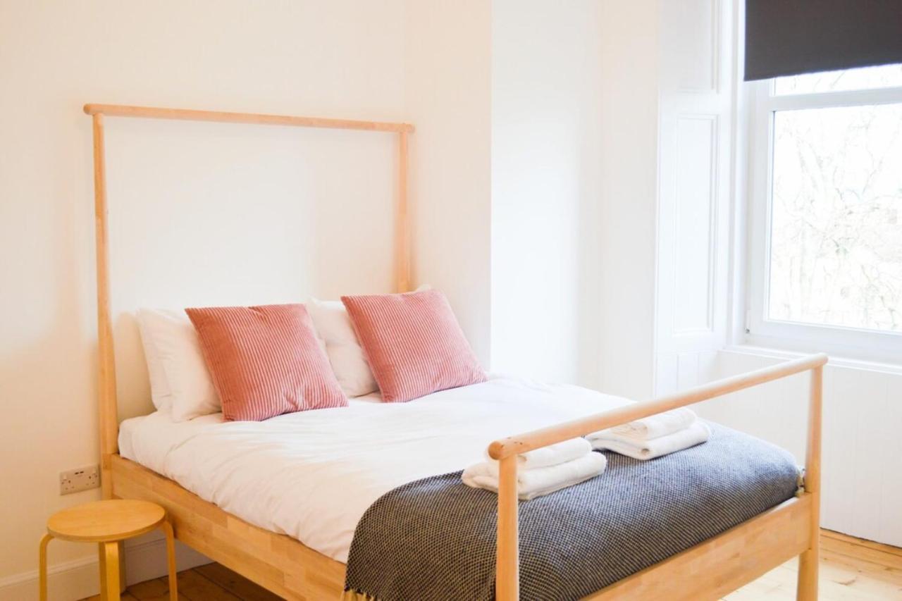Modern 1 Bedroom Flat In The Heart Of *