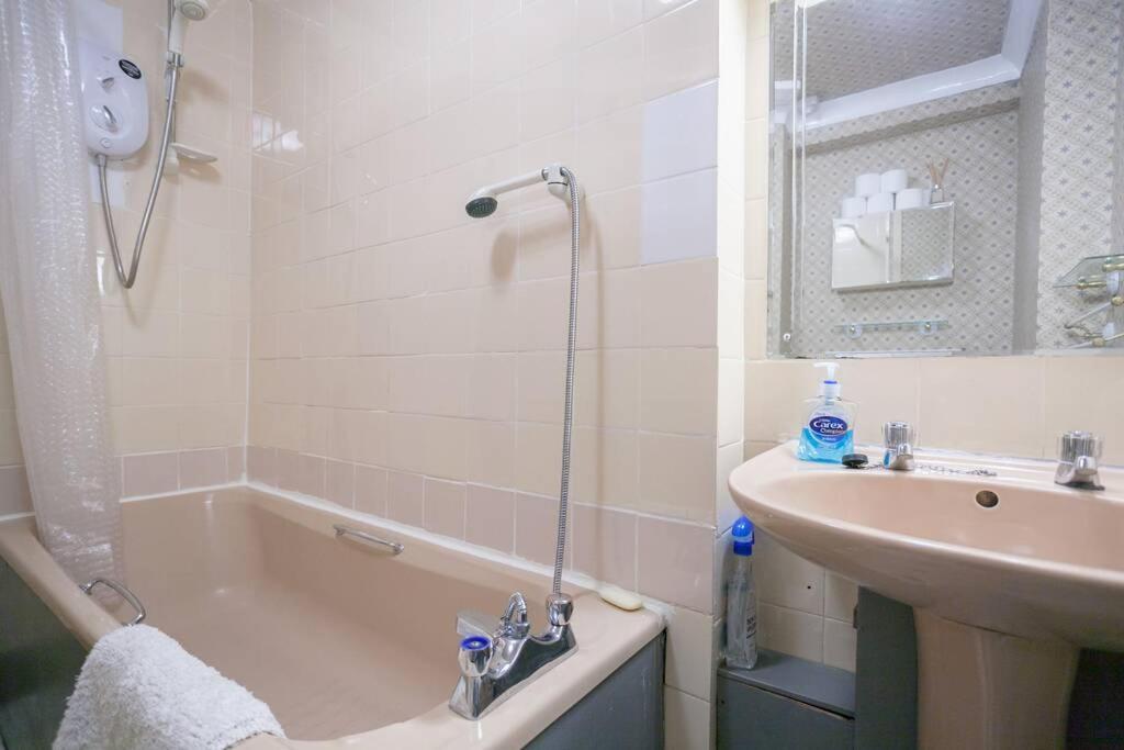 Apartment 5-bedroom Flat *