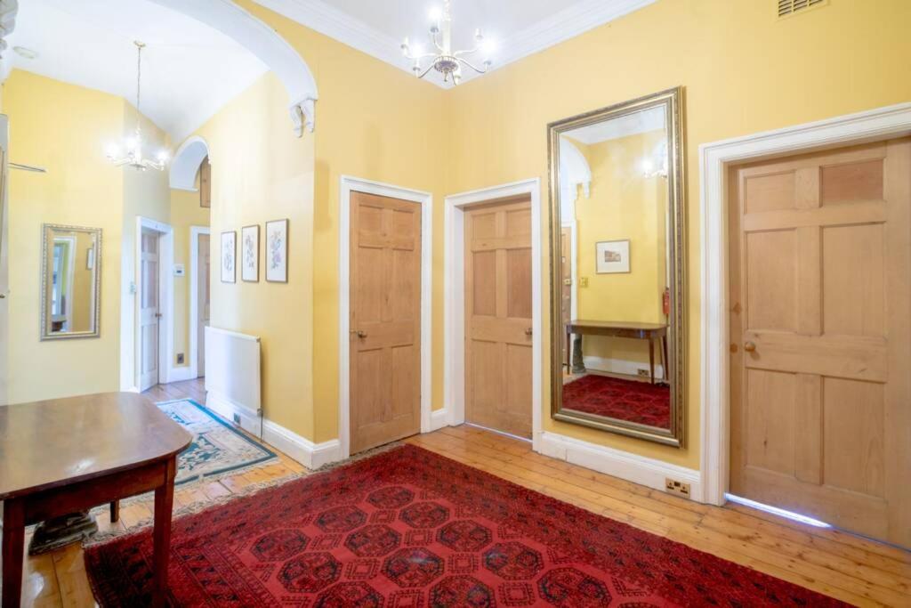 5-bedroom Flat Apartment