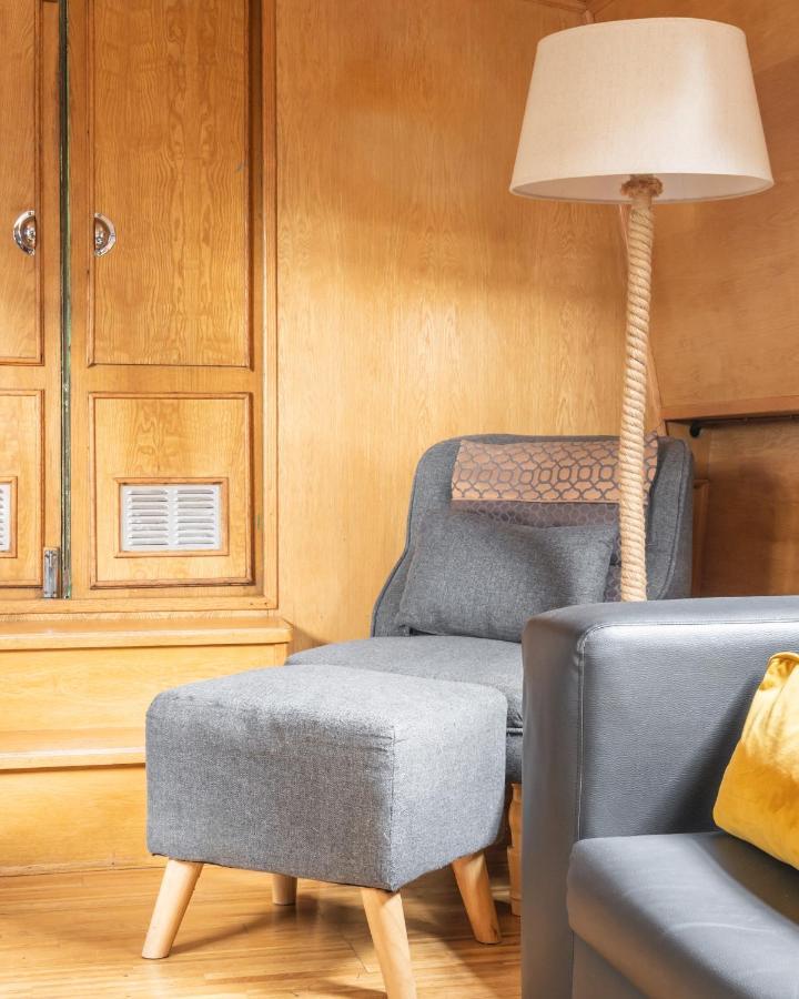 - Houseboats 4*