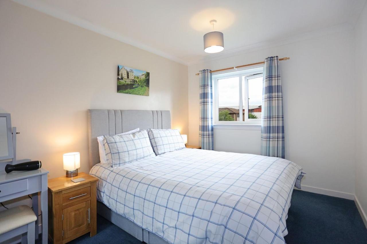 Ideal Location With Free On-site Private Parking Apartment *