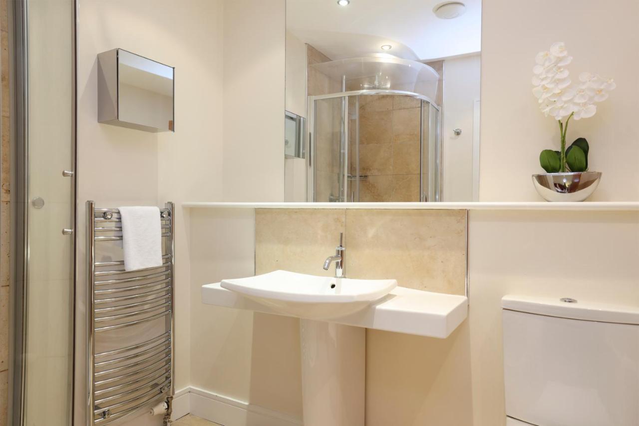 Joivy Spacious 2 Bed,2 Bath Flat, Free Parking And Rooftop Terrace Apartment