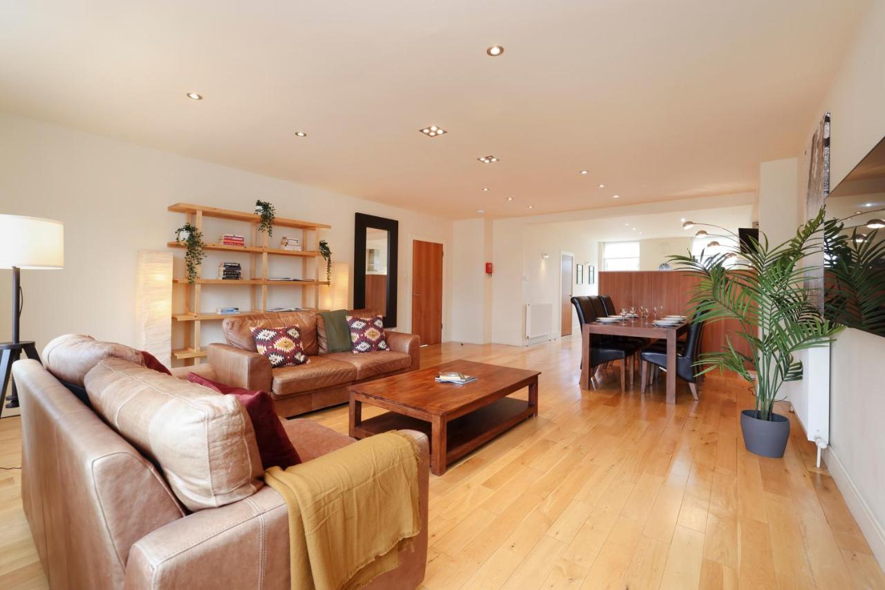 Joivy Spacious 2 Bed,2 Bath Flat, Free Parking And Rooftop Terrace *