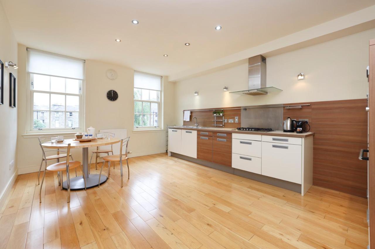 Joivy Spacious 2 Bed,2 Bath Flat, Free Parking And Rooftop Terrace Apartment Edinburgh