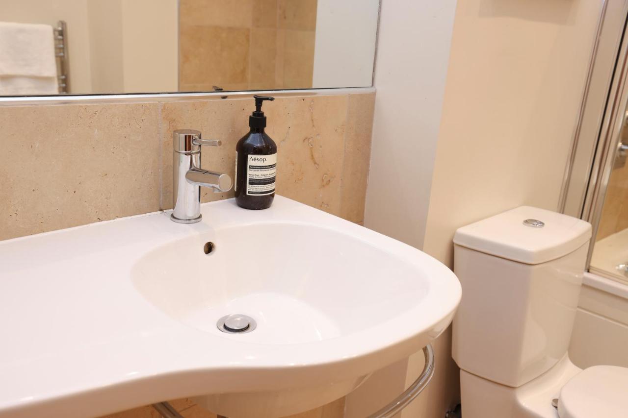 Joivy Spacious 2 Bed,2 Bath Flat, Free Parking And Rooftop Terrace Apartment Edinburgh