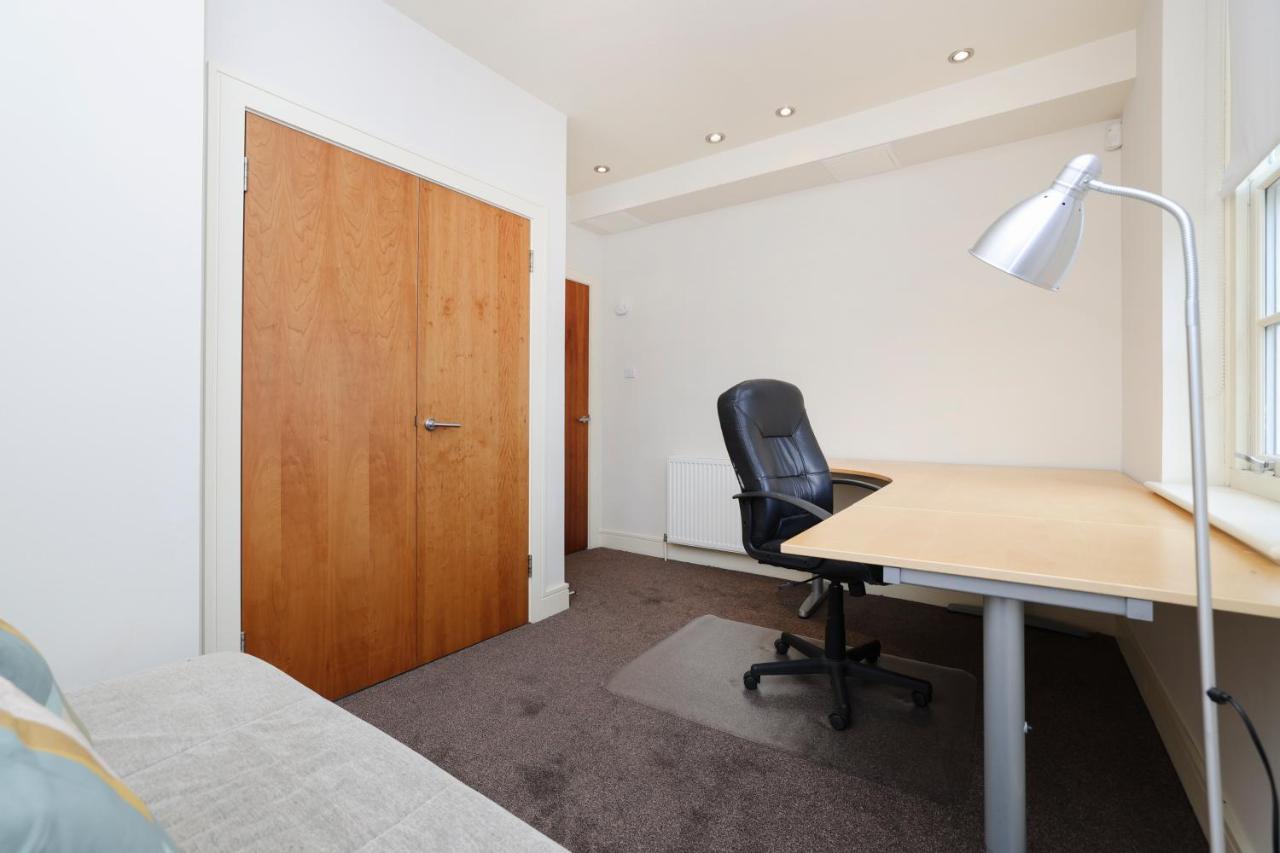 Joivy Spacious 2 Bed,2 Bath Flat, Free Parking And Rooftop Terrace * Edinburgh
