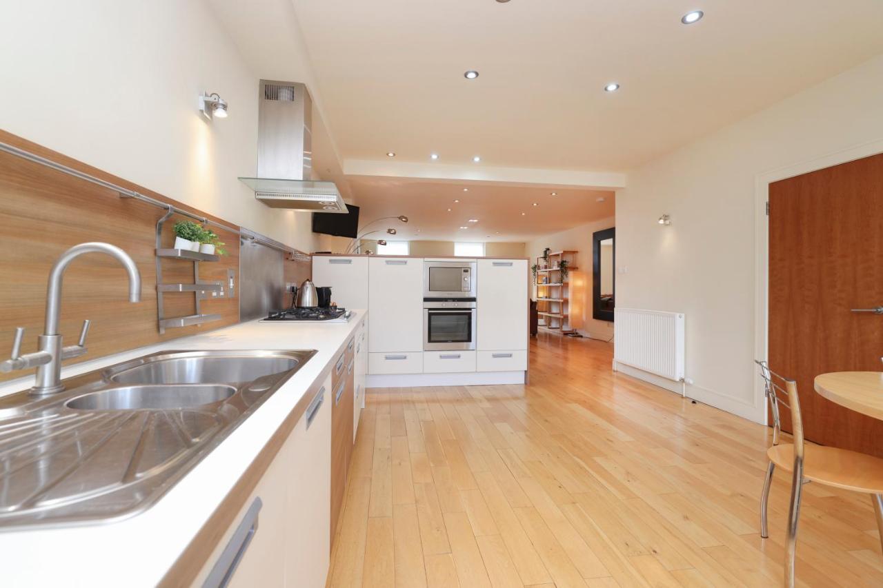 Joivy Spacious 2 Bed,2 Bath Flat, Free Parking And Rooftop Terrace * Edinburgh