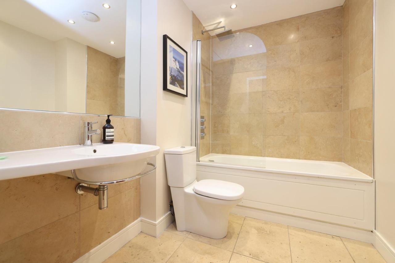 Joivy Spacious 2 Bed,2 Bath Flat, Free Parking And Rooftop Terrace Apartment *