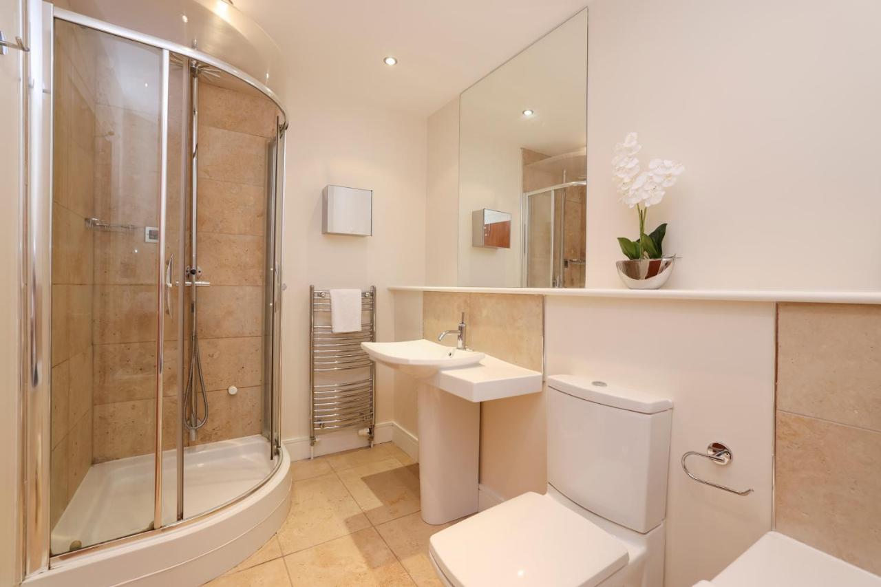 Joivy Spacious 2 Bed,2 Bath Flat, Free Parking And Rooftop Terrace