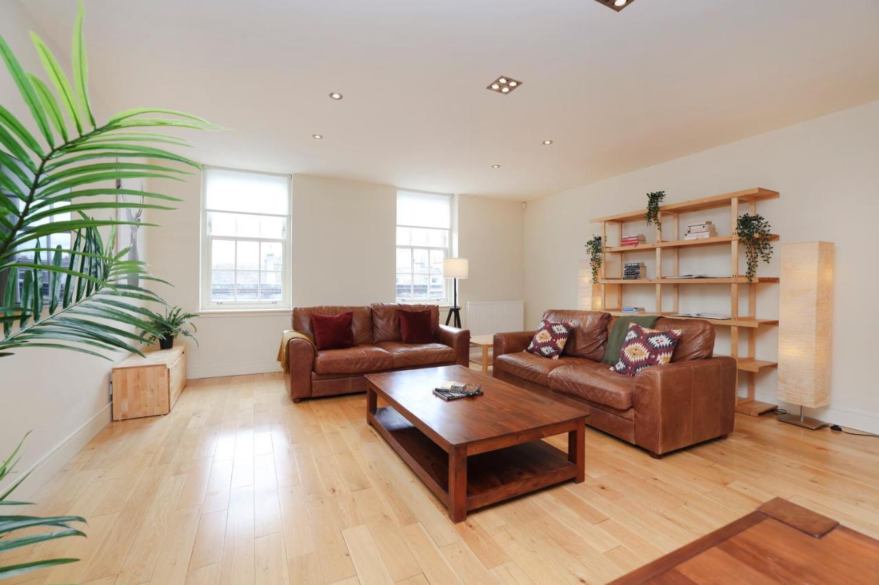 Joivy Spacious 2 Bed,2 Bath Flat, Free Parking And Rooftop Terrace Apartment