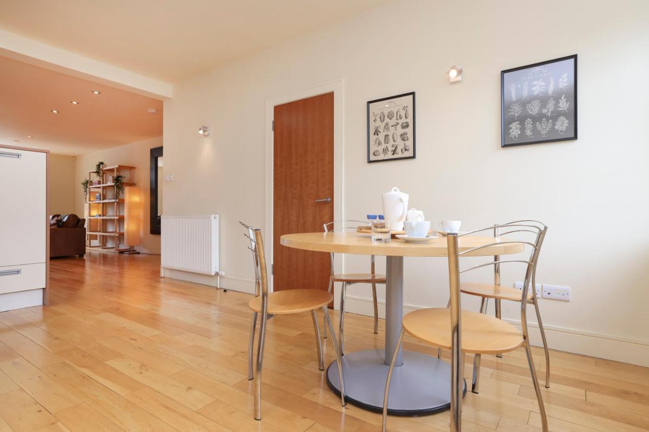 Joivy Spacious 2 Bed,2 Bath Flat, Free Parking And Rooftop Terrace Apartment *