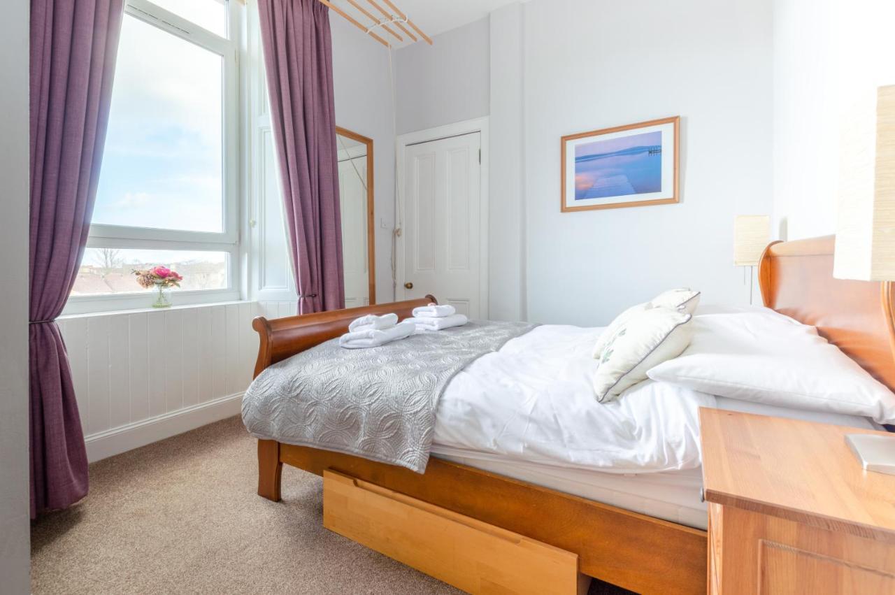 Beautiful Center 1 Bed With Park View Apartment
