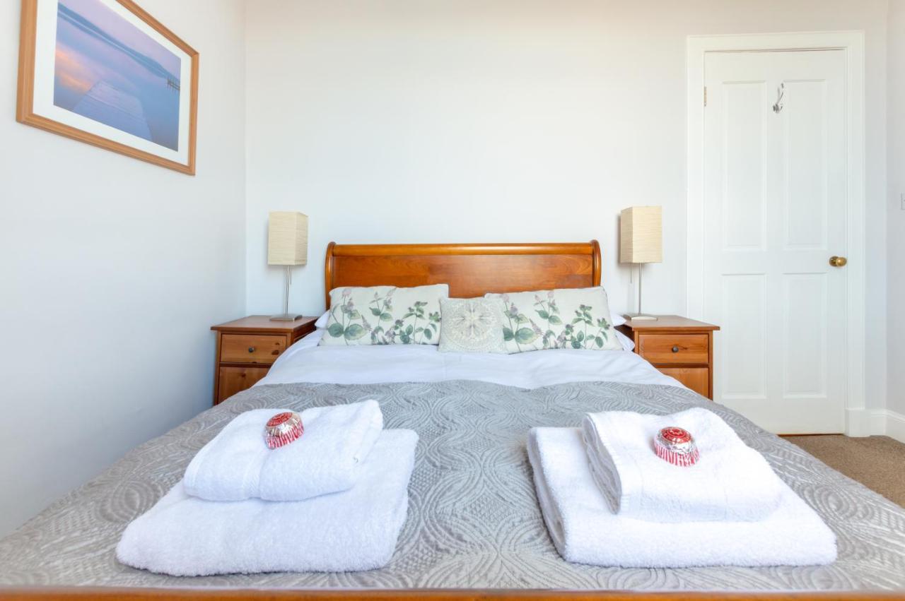 Beautiful Center 1 Bed With Park View Apartment