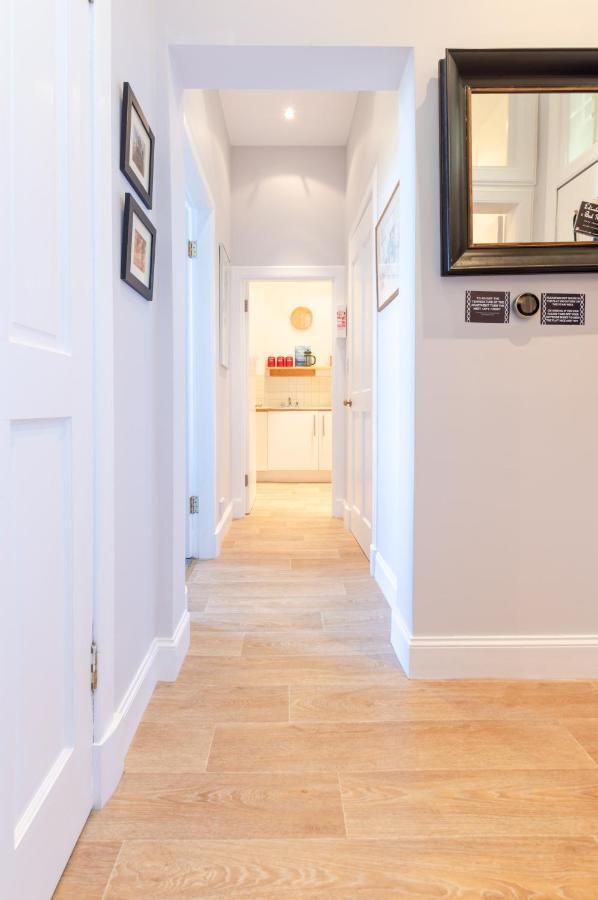 Beautiful Center 1 Bed With Park View Apartment