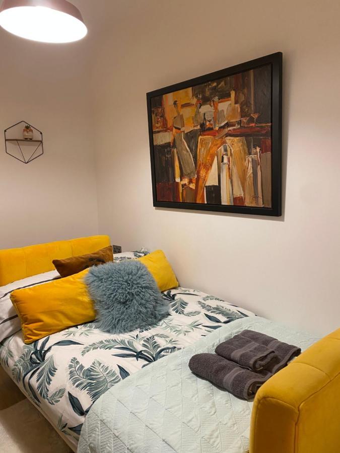 Apartment Lovely 3 Bed With Jacuzzi, Close To Airport, Driveway, Wifi Edinburgh