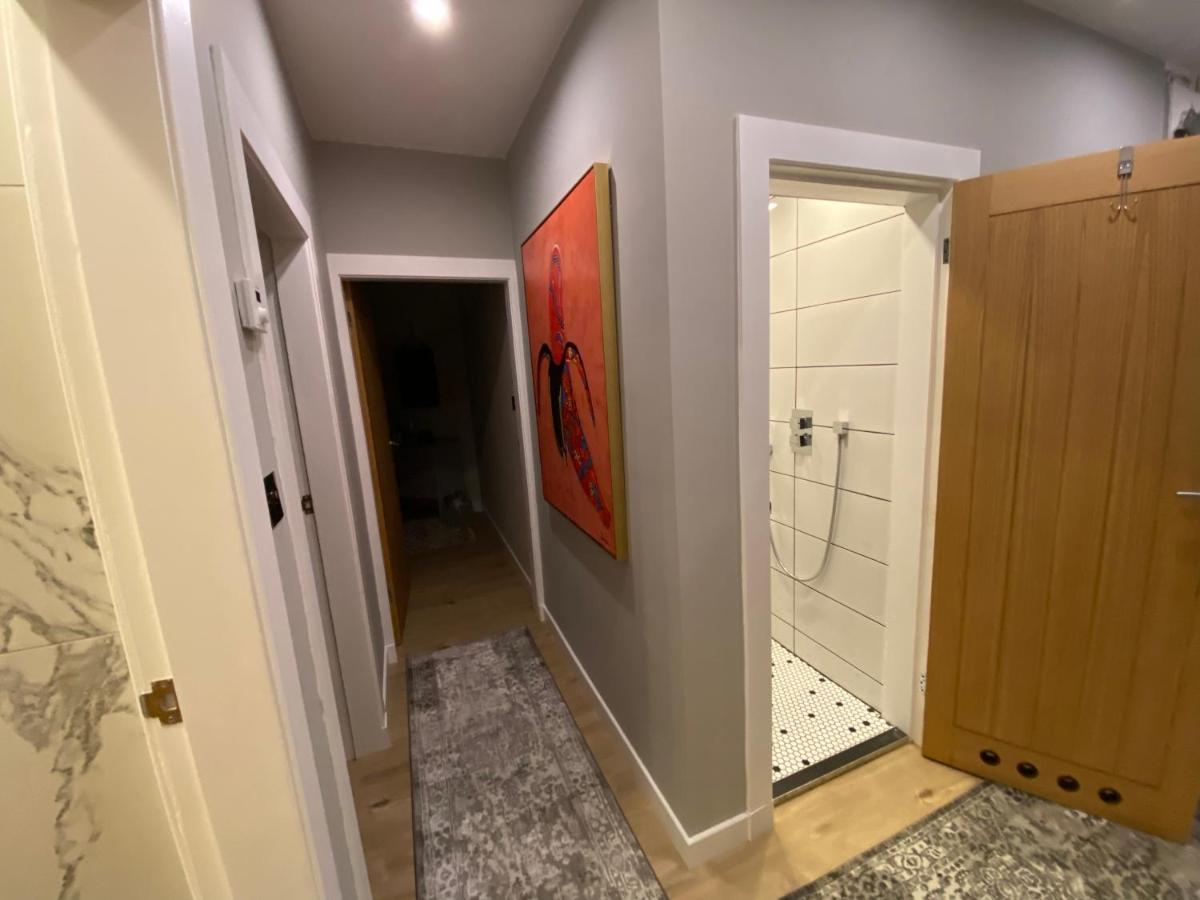 Lovely 3 Bed With Jacuzzi, Close To Airport, Driveway, Wifi Apartment