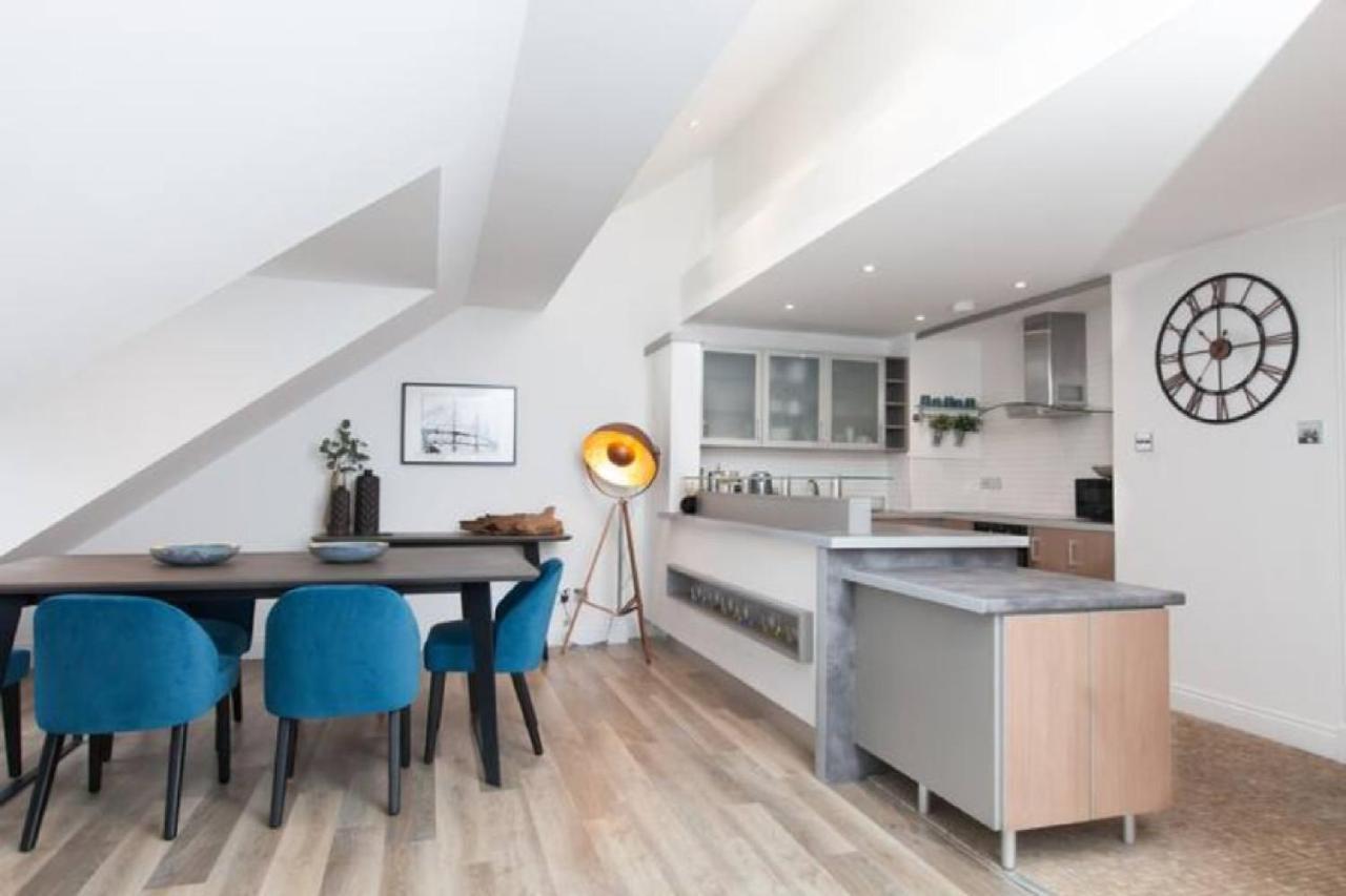 Deluxe Duplex With Garage *