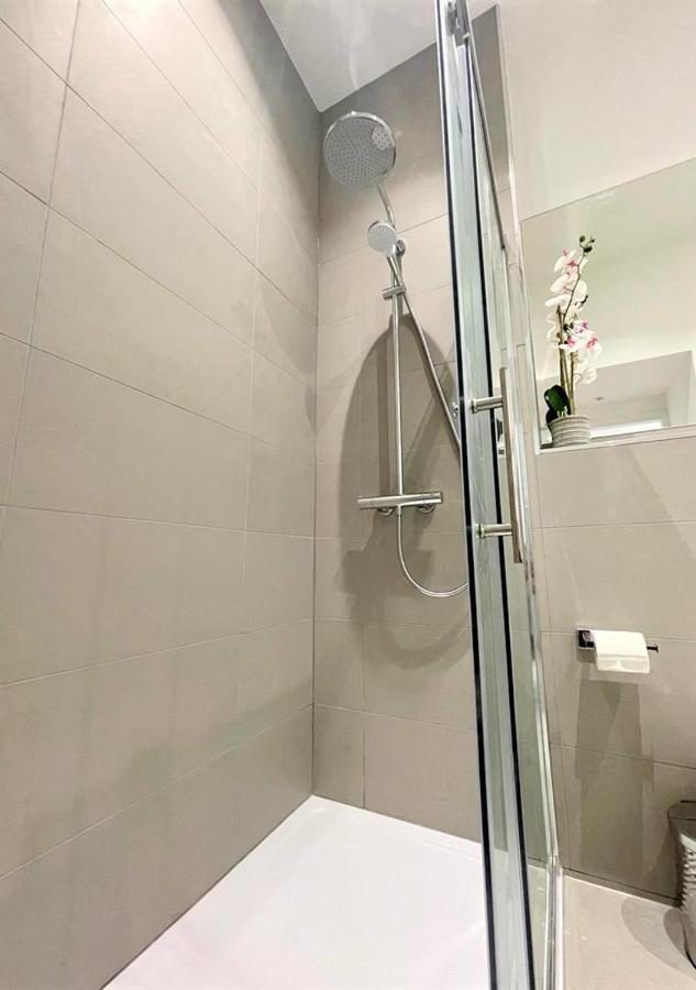 Chic, Newly Reno'd 1 Bed Open Plan, Nr The Meadows Apartment *